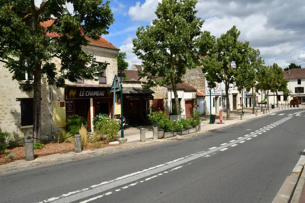 Neuville sur Oise; France - august 16 2019 : main street of the — Stock Photo, Image