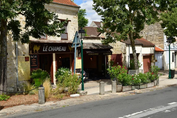 Neuville sur Oise; Franciaország - augusztus 16 2019: main street of the — Stock Fotó