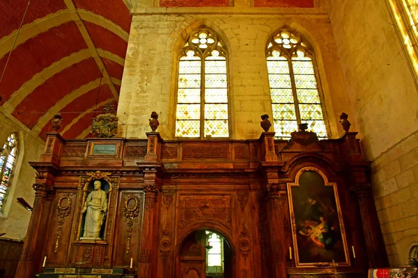 Ecouis, Francia - 10 luglio 2019: la chiesa collegiata costruita tra — Foto Stock