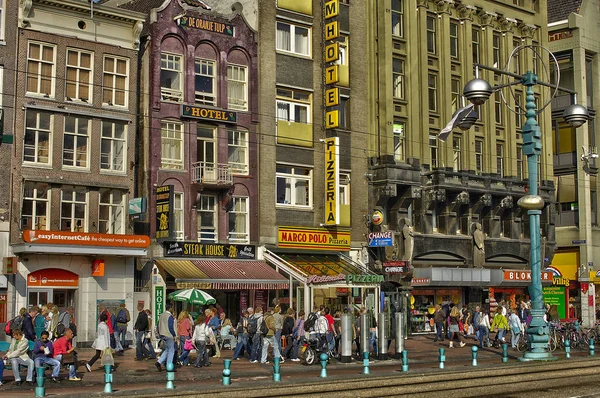 Amsterdam, Paesi Bassi - 16 novembre 2018: pittoresca città in w — Foto Stock