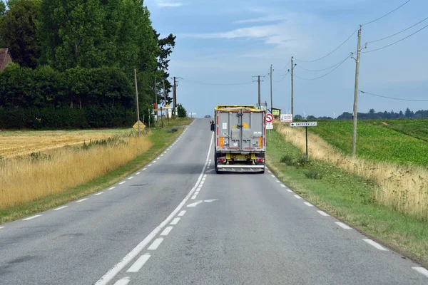 Grainville, Francia - 8 de agosto de 2019: la carretera D 6014 — Foto de Stock