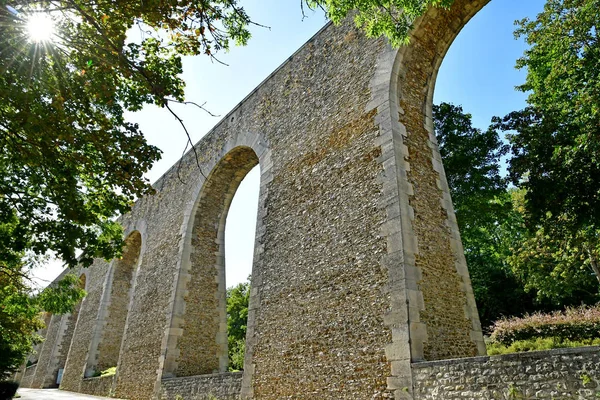 Louveciennes; France - sSeptember 9 2019: aqueduct — стоковое фото