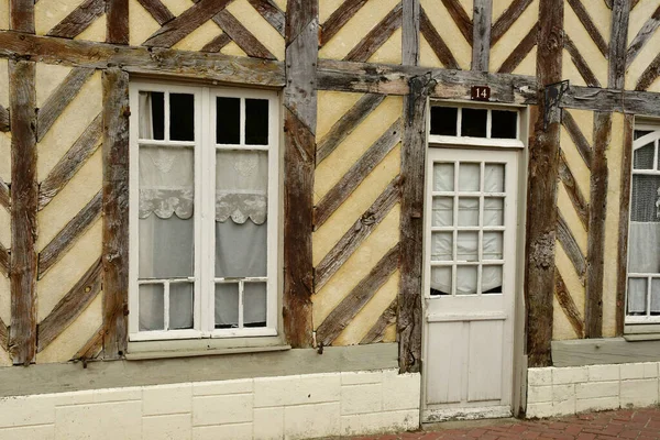 Beuvron en Auge; Francia - 8 agosto 2019: pittoresco villaggio in — Foto Stock