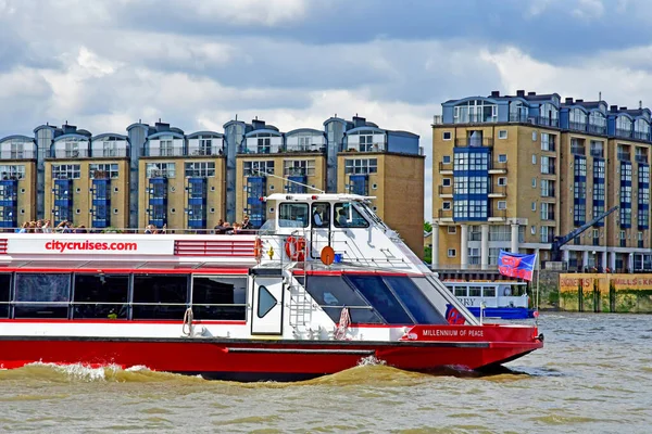 Лондон; Англия - 5 мая 2019 года: Круиз по Темзе — стоковое фото
