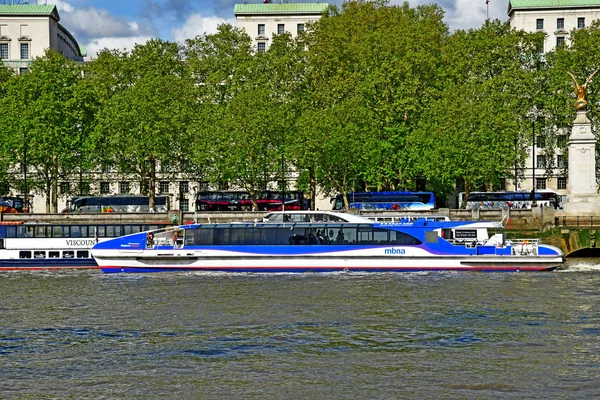 Londres; Inglaterra - 5 de maio de 2019: Cruzeiro no rio Tamisa — Fotografia de Stock