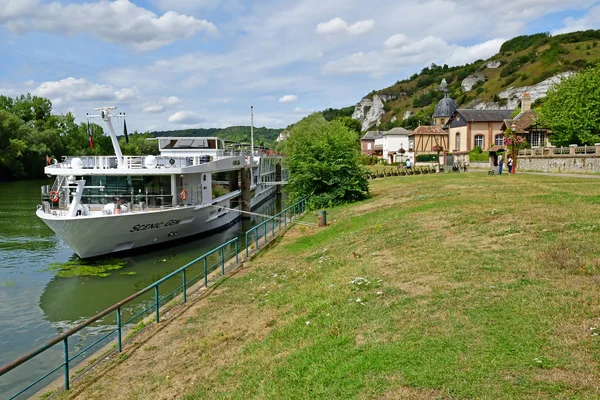 Les Andelys, France - august 8 2019 : river tourism — Stock Photo, Image