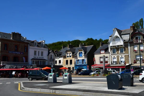 Cancale; Fransa - 28 Temmuz 2019: Yazın pitoresk şehir — Stok fotoğraf