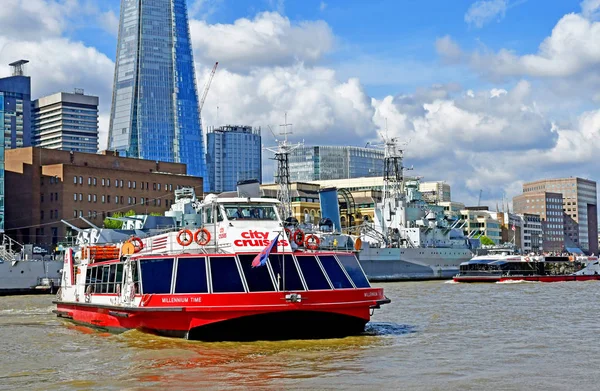 London; England - may 5 2019 : Thames river cruise — Stock Photo, Image