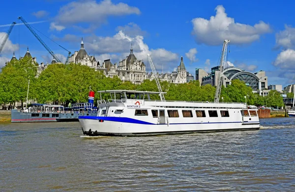 Londres; Inglaterra - 5 de maio de 2019: Cruzeiro no rio Tamisa — Fotografia de Stock