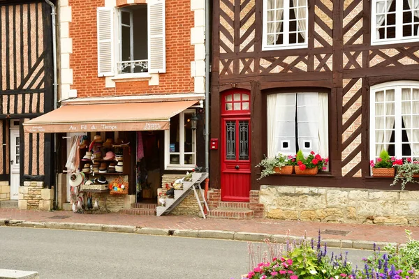 Beuvron en Auge; Frankrike - 8 augusti 2019: pittoresk by i — Stockfoto