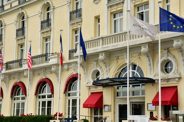 Cabourg;;; Frankrijk - 8 augustus 2019: het Grand Hotel — Stockfoto