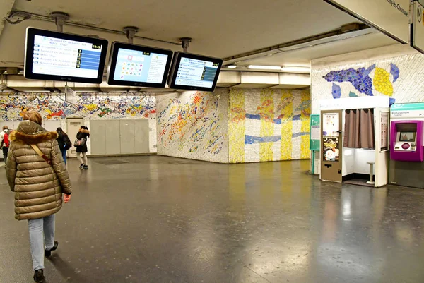 París, Francia - 22 de noviembre de 2019: estación de Saint Michel — Foto de Stock