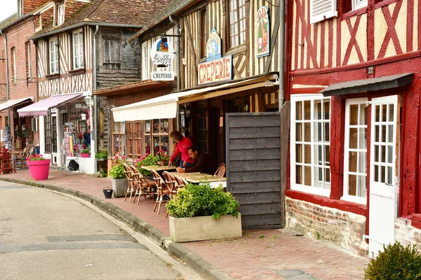 Beuvron en Auge; Francia - 8 de agosto de 2019: pintoresco pueblo en —  Fotos de Stock