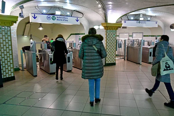 París; Francia - 22 de noviembre de 2019: el tubo — Foto de Stock