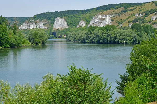 Les Andelys, France - august 8 2019 : Seine riverside — Stock Photo, Image