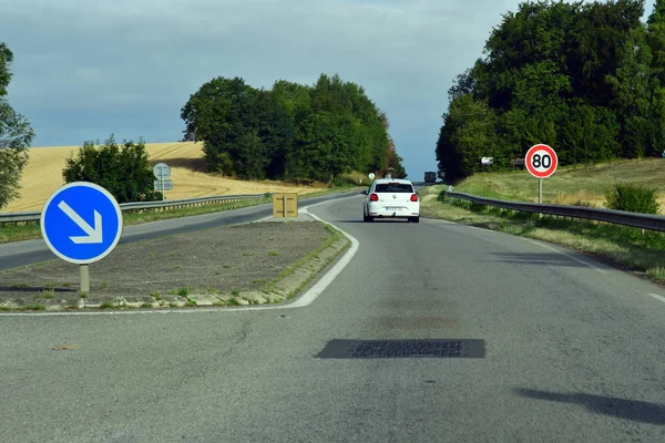 Les thilliers en vexin, Frankreich - 8. August 2019: die Strasse d 6014 — Stockfoto