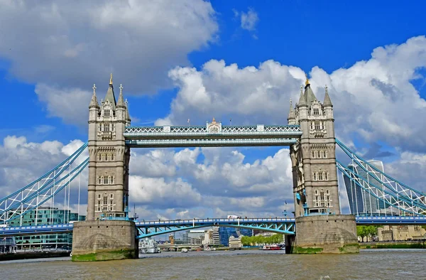 Londres; Inglaterra - 5 de maio de 2019: Tower bridge — Fotografia de Stock