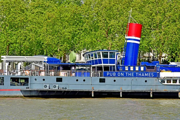 London; England - Maj 5 2019: Thames flodkryssning — Stockfoto