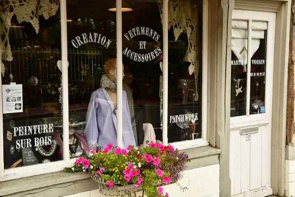 Beuvron en Auge; France - august 8 2019 : picturesque village in — Stock Photo, Image