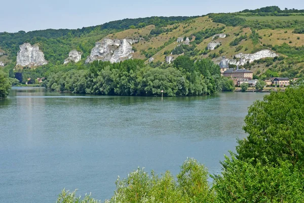 Les Andelys, Frankrijk - 8 augustus 2019: Seine rivieroever — Stockfoto