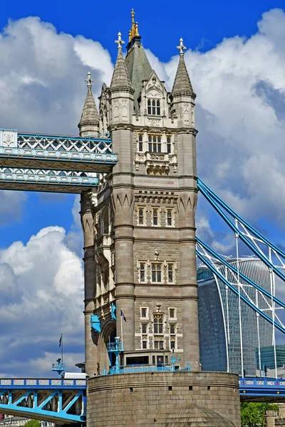 Londres; Inglaterra - 5 de maio de 2019: Tower bridge — Fotografia de Stock