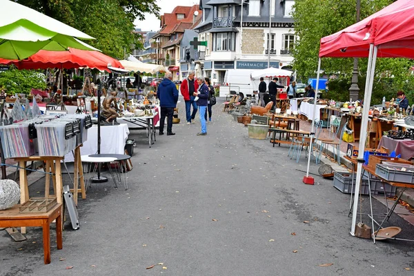 Deauville, France - september 27 2019 : flea market — Stock Photo, Image