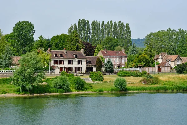 Les Andelys, France - august 8 2019 : Seine riverside — Stock Photo, Image