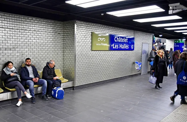 París, Francia - 22 de noviembre de 2019: Chatelet les Halles tube stat — Foto de Stock