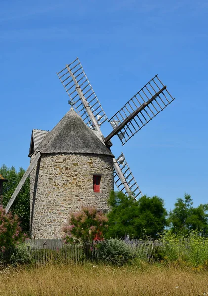 Cherrueix; França - 28 de julho de 2019: moinho de vento — Fotografia de Stock