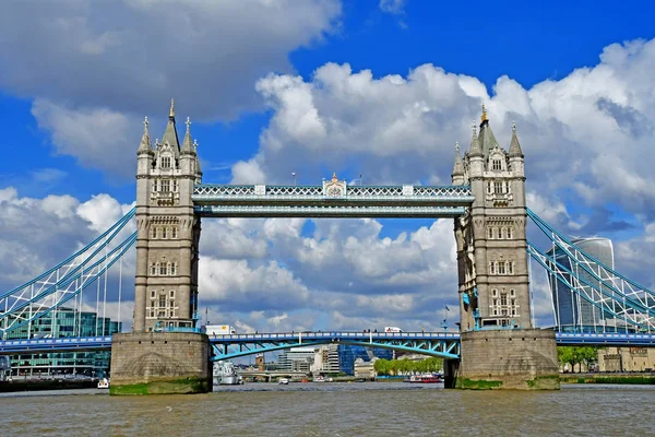 Londres; Inglaterra - 5 de maio de 2019: Tower bridge — Fotografia de Stock
