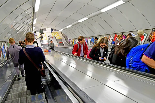 Londra, İngiltere - Mayıs 12019: King Cross Saint Pancras 'da tüp — Stok fotoğraf