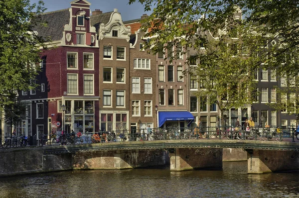 Amsterdam, Paesi Bassi - 16 novembre 2018: pittoresca città in w — Foto Stock