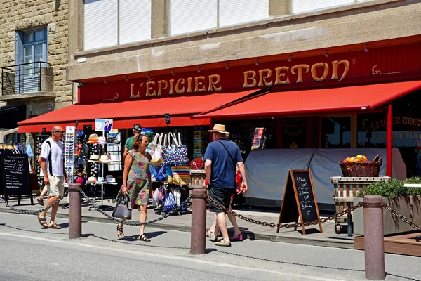 Cancale; Francia - 28 de julio de 2019: pintoresca ciudad en verano — Foto de Stock