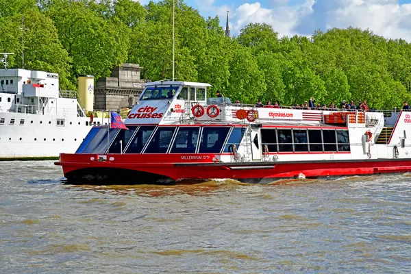 London; England - may 5 2019 : Thames river cruise — Stock Photo, Image