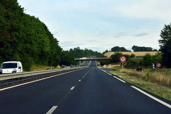 Маньи-ан-Вексен, Франция - 8 августа 2019 года: дорога D 6014 — стоковое фото
