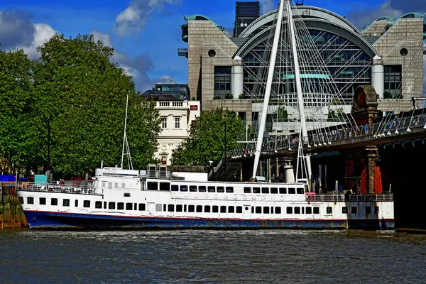 London; England - may 5 2019 : Thames river cruise — Stock Photo, Image