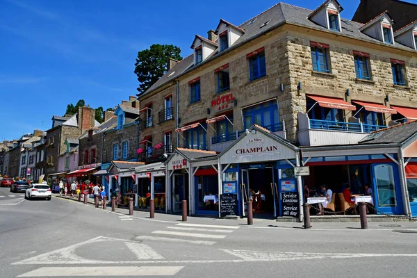 Cancale; Francia - 28 de julio de 2019: pintoresca ciudad en verano — Foto de Stock