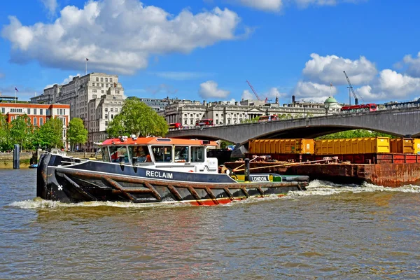 Londres; Inglaterra - 5 de maio de 2019: Cruzeiro no rio Tamisa — Fotografia de Stock