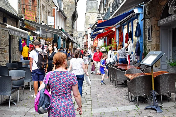 Dinan; Francia - 28 de julio de 2019: la pintoresca ciudad —  Fotos de Stock