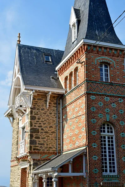 Dinard; Frankrijk - 28 juli 2019: pittoreske stad in de zomer — Stockfoto