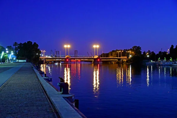 Sevilla; Španělsko - srpen 28 2019: Guadalquivir — Stock fotografie