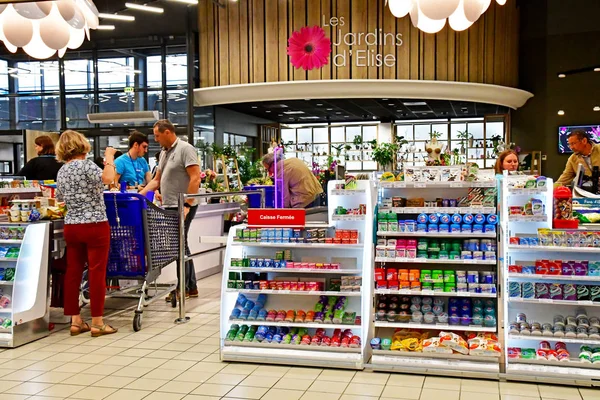 Plouer sur Rance; Francia - 28 de julio de 2019: supermercado — Foto de Stock