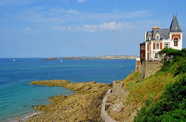 Dinard; France - july 28 2019: відмінний будинок Прекрасної епохи — стокове фото