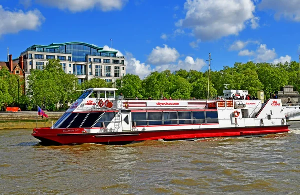 London; England - may 5 2019 : Thames river cruise — Stock Photo, Image