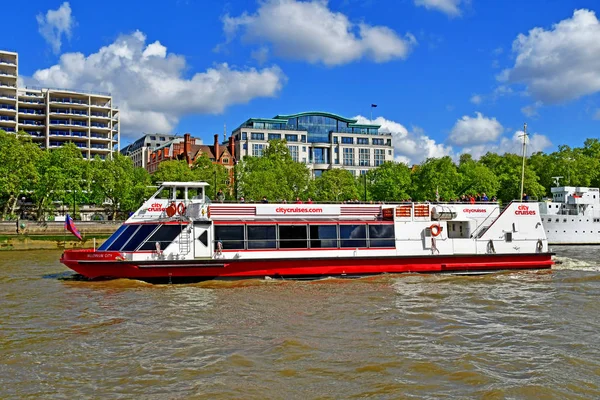 Londres; Inglaterra - 5 de mayo de 2019: Crucero por el río Támesis —  Fotos de Stock