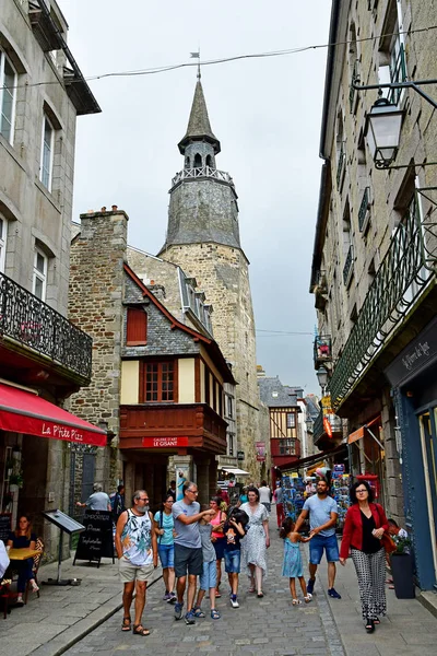 Dinan; Francia - 28 de julio de 2019: la pintoresca ciudad — Foto de Stock