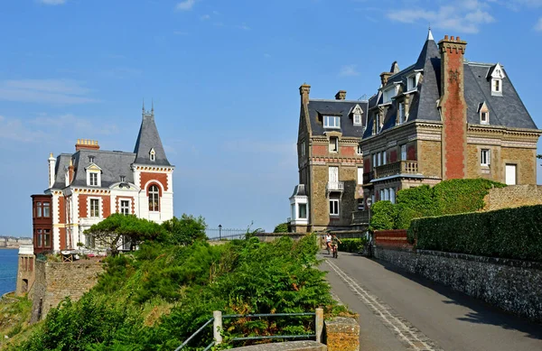 Dinard; Francia - 28 luglio 2019: pittoresca città in estate — Foto Stock