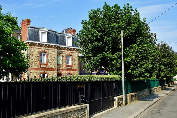 Dinard; Frankrijk - 28 juli 2019: pittoreske stad in de zomer — Stockfoto