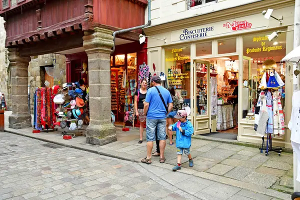 Dinan; Frankrike - 28 juli 2019: den pittoreska staden — Stockfoto