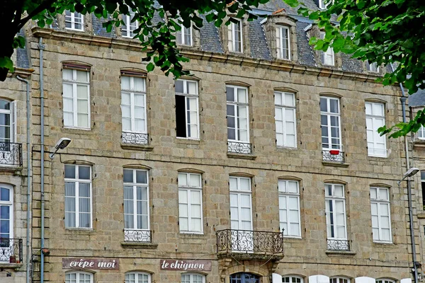 Dinan; Frankrijk - 28 juli 2019: de pittoreske stad — Stockfoto